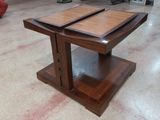 une table en bois sur laquelle sont posés deux plateaux