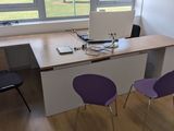 un bureau avec deux chaises et un ordinateur dessus