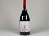 une bouteille de vin posée sur une table