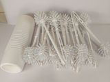 beaucoup de brosses à dents et un verre sur la table