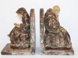paire de serre-livres sculptés représentant un homme et une femme assis sur un banc