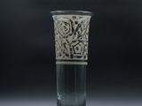 un vase en verre orné d'un motif sur fond noir