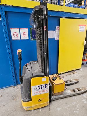 un chariot élévateur garé devant un mur bleu