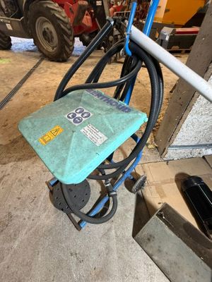 un vélo muni d'une selle, garé dans un garage