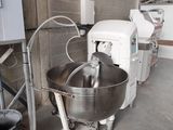 de nombreuses tables de mixage alignées dans une pièce