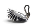 un plat en forme de cygne en argent, sur lequel sont posées des cuillères