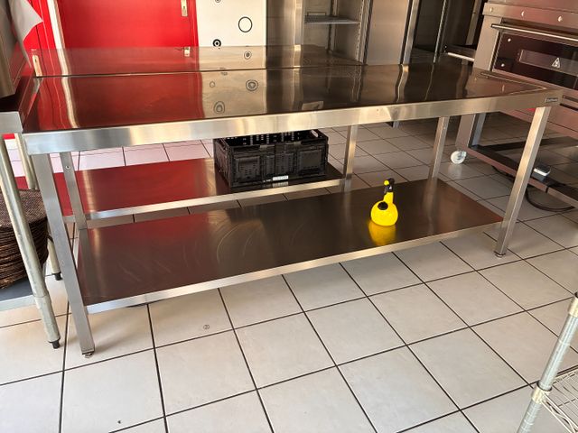 Table inox avec tablette inférieure Distform, L 200 environ. Frai...