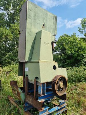 une machine qui se trouve au milieu d'un champ