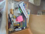 une boîte en bois remplie d'objets divers posée sur le comptoir