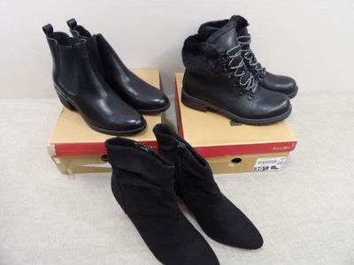 deux paires de bottes noires posées sur une boîte