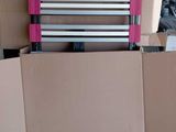 une boîte en carton contenant une chaise