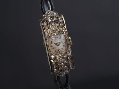 Gros plan sur une montre-bracelet ornée de diamants