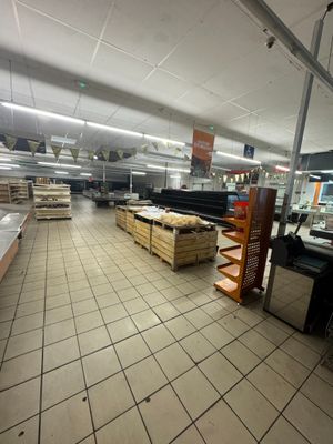 sol carrelé dans une épicerie où sont exposés divers articles