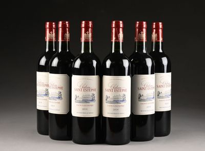 six bouteilles de vin rouge sont alignées