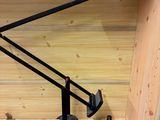 une lampe de bureau posée sur une étagère en bois