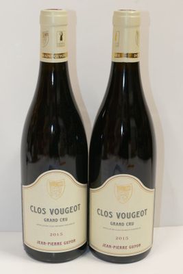 deux bouteilles de vin posées sur une table l'une à côté de l'autre