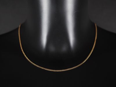 un collier à chaîne en or sur un mannequin mannequin mannequin mannequin mannequin mannequin mannequin mannequin mannequin mannequin