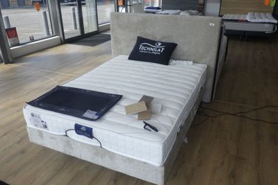 un lit sur lequel est posé un ordinateur portable