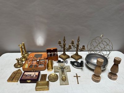 Manette de divers objets : porte-bouteille, paire de candélabres, obje - Photo 1