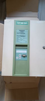 une boîte sur laquelle est posé un appareil électronique vert