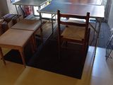 une table de ping-pong au milieu d'une pièce