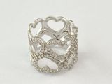 gros plan d'une bague en argent sur une surface blanche