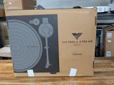 une boîte sur laquelle est posé un disque, posée sur une table