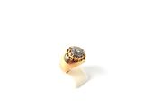 une image d'une bague en or avec un diamant au centre