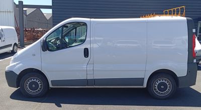 une camionnette blanche garée dans un parking
