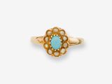 une bague en or sertie d'une turquoise entourée de perles