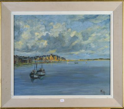 un tableau représentant un bateau sur l'eau, avec une ville en arrière-plan