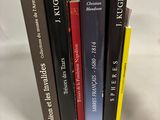 cinq livres empilés les uns sur les autres