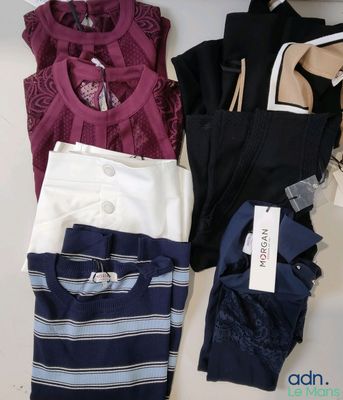 beaucoup de vêtements exposés sur la table