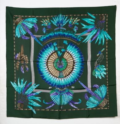foulard en soie vert et bleu orné d'un motif de paon