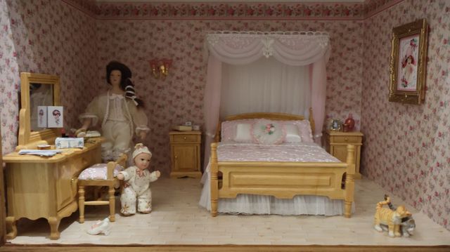 Diorama. Composition miniature, dans une vitrine en bois, vitre e...