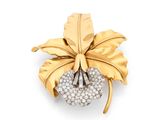 une broche en or et diamants, signée Van Cleef