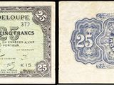 un gros plan sur deux types de billets différents posés sur une feuille de papier