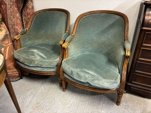 Paire de fauteuils bergères en cabriolet de style Louis XVI garni