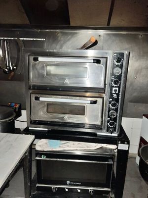 trois fours empilés les uns sur les autres dans la cuisine