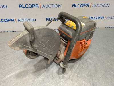 a chainsaw is sitting on a table in front of a sign