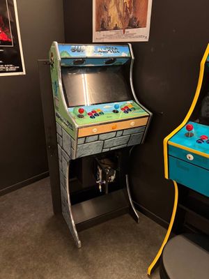 deux bornes d'arcade dans un coin de la pièce