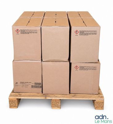 plusieurs cartons empilés sur une palette, sur fond blanc