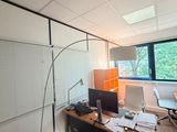 une pièce avec un bureau, une chaise et un ordinateur posé dessus