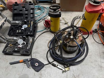 un grand nombre d'outils posés sur le sol