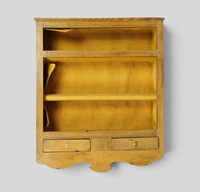 une bibliothèque en bois avec deux tiroirs et une étagère