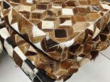 une pile de couvertures posée sur une table à côté d'une chaise