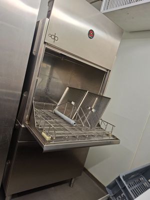 un lave-vaisselle en acier inoxydable dans une cuisine commerciale