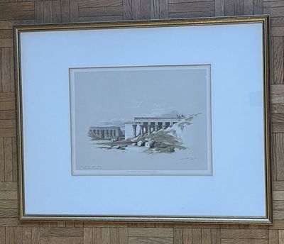 photo encadrée représentant un bâtiment sur un mur de briques