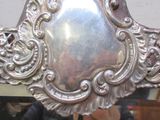 une personne en train de prendre une photo d'un miroir avec son cadre