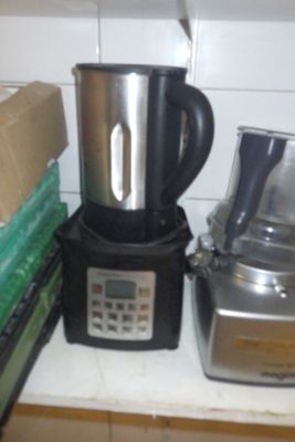 un blender et un mixeur posés sur un comptoir